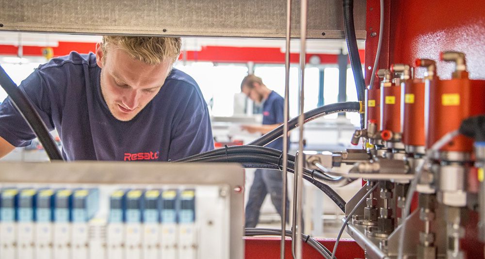 Foto: engineer werkt aan een  Resato waterstof tanksysteem