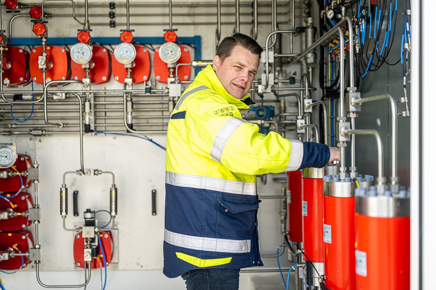 Foto: engineer werkt aan een  Resato waterstof tanksysteem