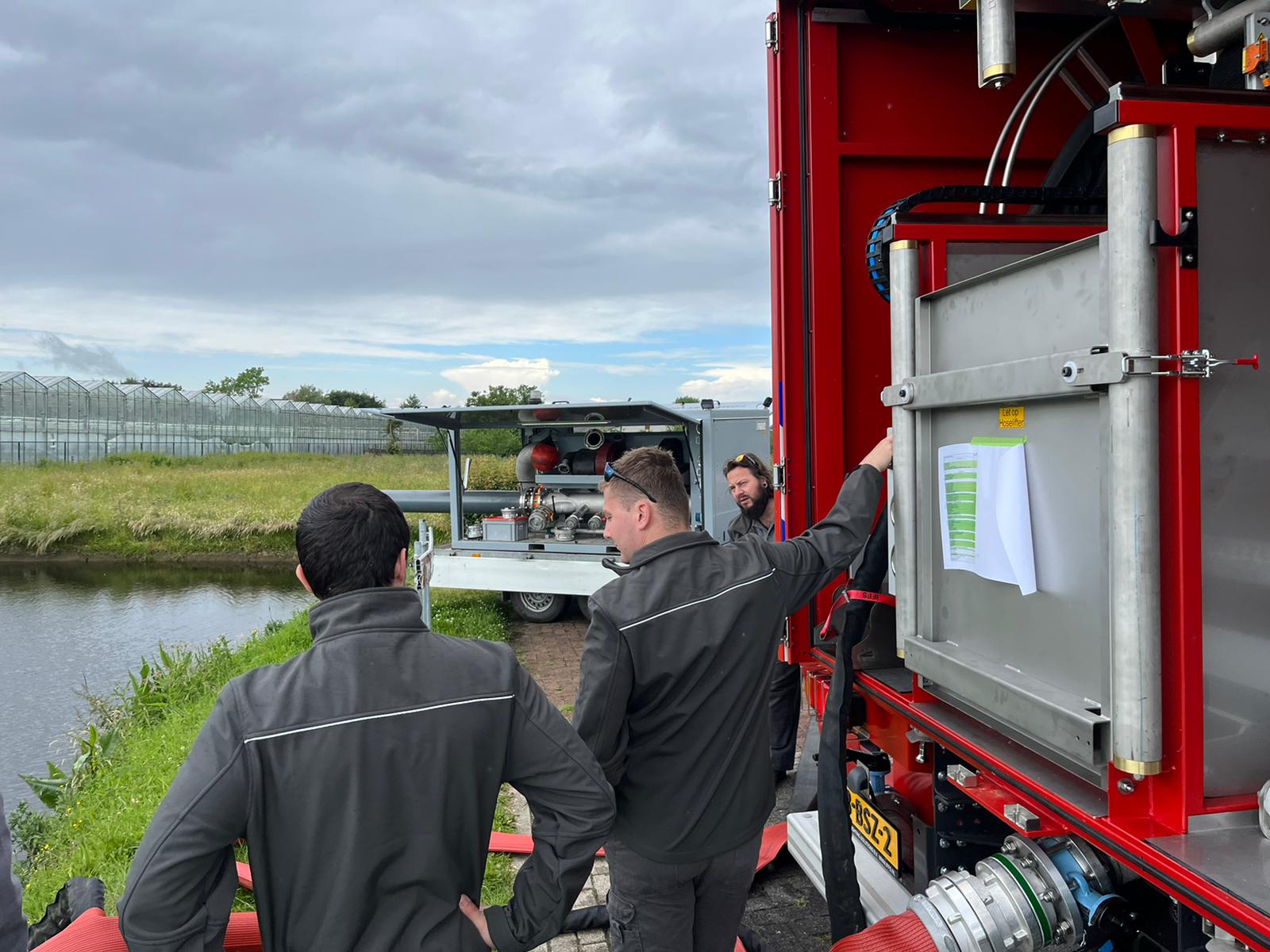 Foto: praktijktest van het hele systeem. Op de achtergrond de gekalibreerde testkar, die als referentie dient.